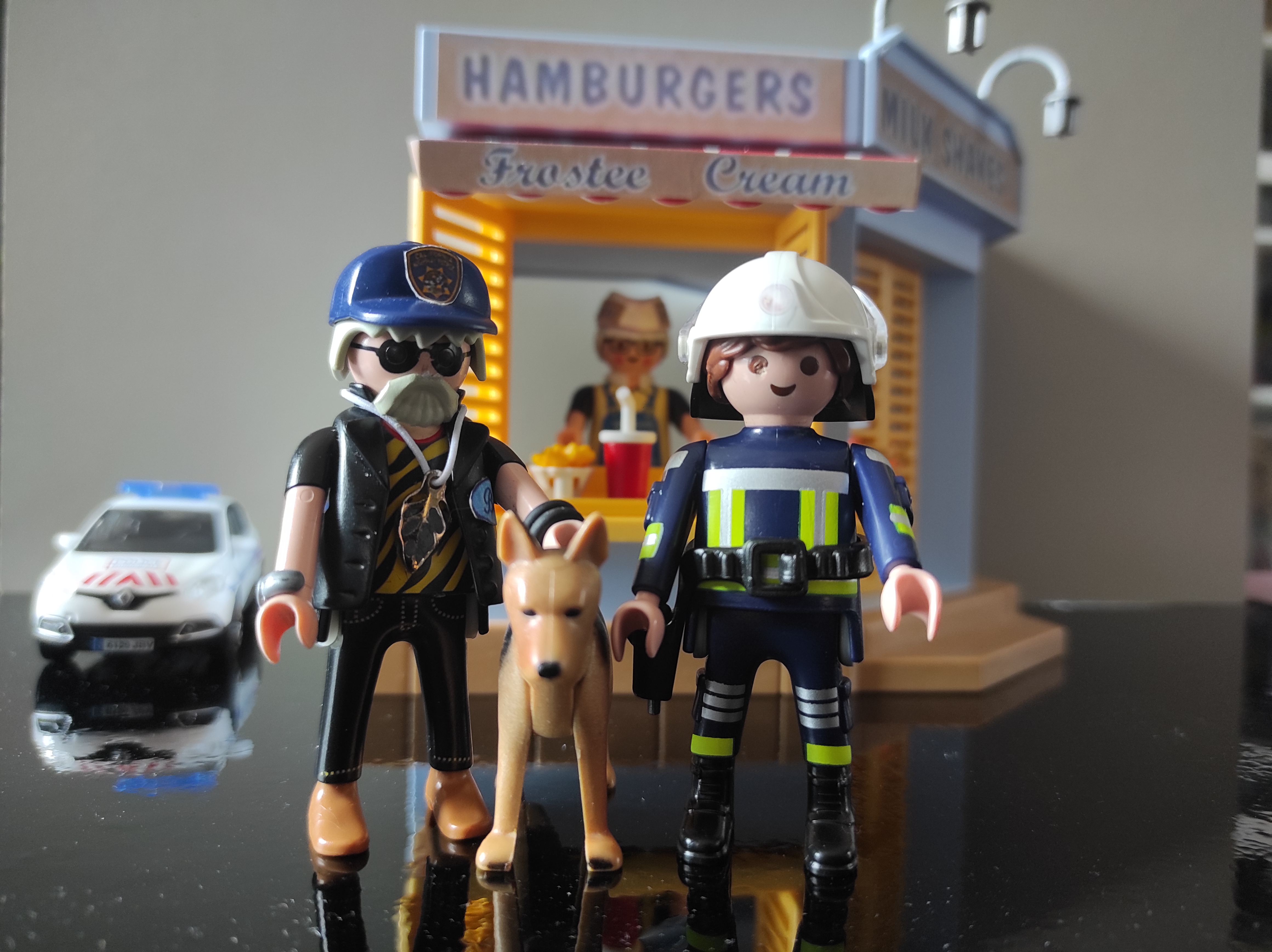 Billy Bob Thornton and a police fan and his dog version Playmobil